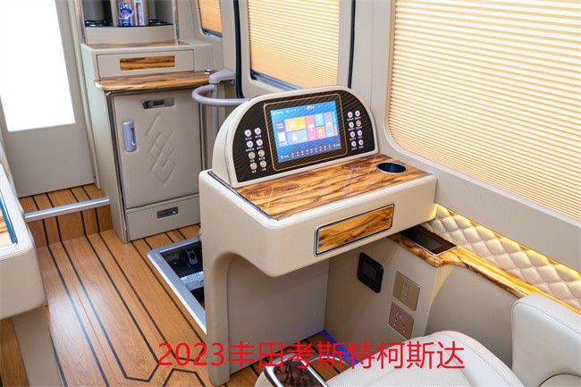 改装的丰田考斯特内饰的设计上米乐M6 米乐焕然一新(图3)
