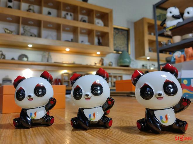 米乐 M6米乐揭秘大运会陶瓷文创纪念品设计团队：4名老成都手艺人“试错”数月精选出3种产品(图1)