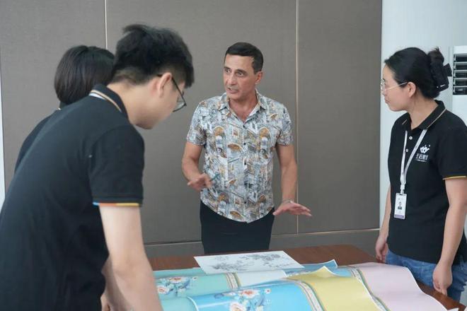 米乐 M6米乐王后家纺品牌设计领域新成就意大利设计领域领军人物莅临指导(图4)
