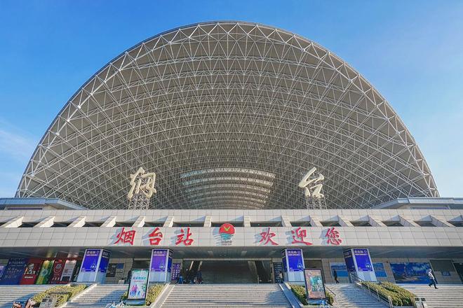 火车站多名乘客被吹倒网友质疑设计存在问题米乐M6 米乐官方回应(图4)