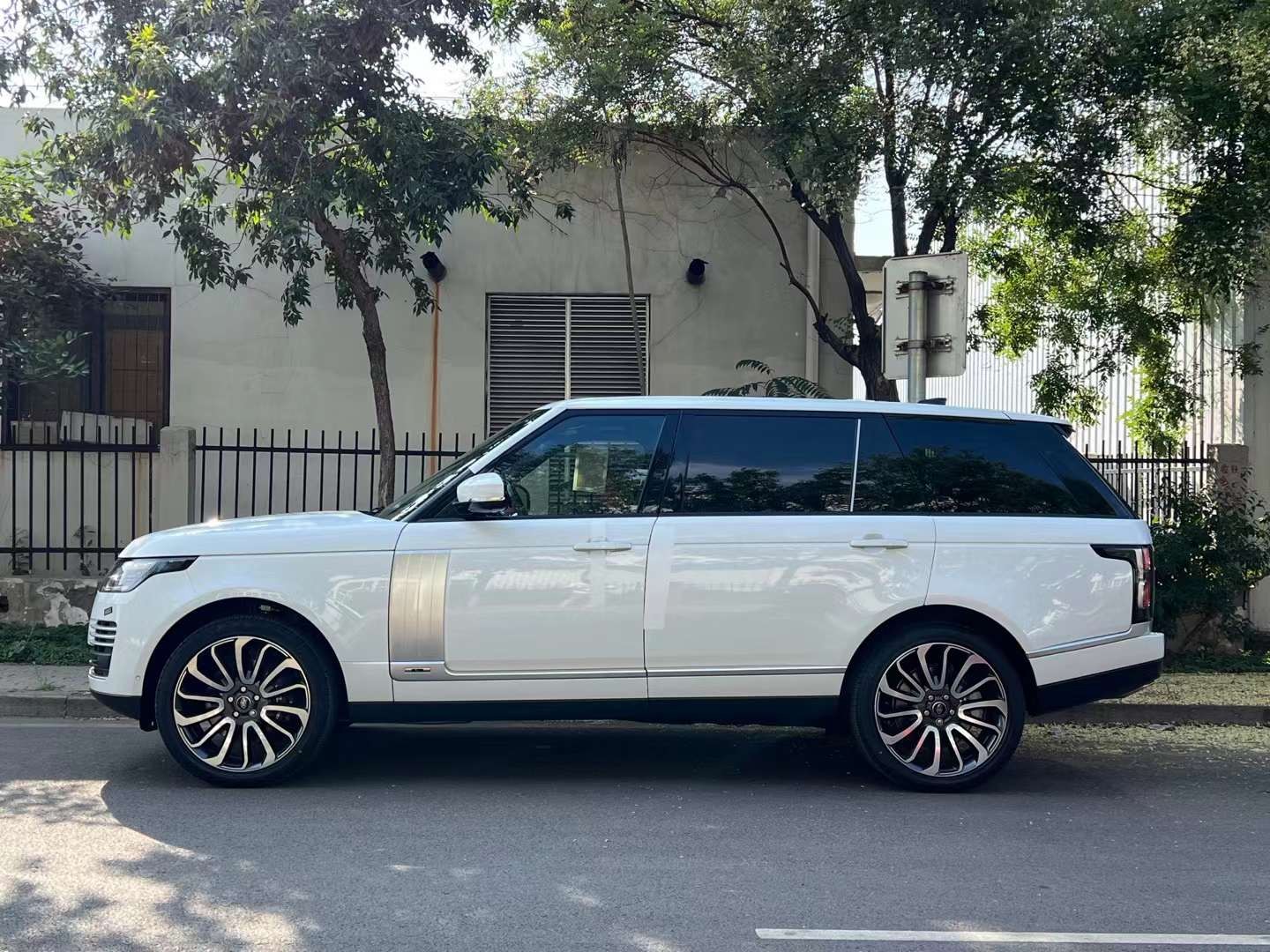 米乐M6 米乐2023款欧版路虎30T汽油HSE行政实拍图片详解 国六现车(图5)