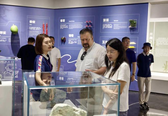 美国艾迪泰克设计咨询公司创始人一行赴丝路欢乐世界回访米乐M6 米乐(图2)