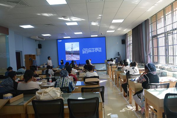 “贵州少数民族米乐M6 米乐服饰图案的文创设计实践讲座”顺利完成(图3)