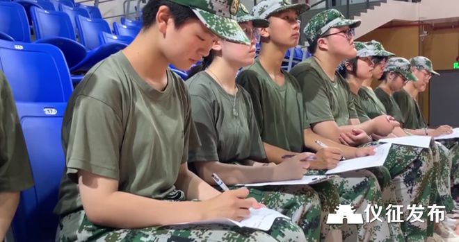 米乐M6 米乐仪征中学举行高一新生班旗、班徽、班训设计评比活动！(图2)