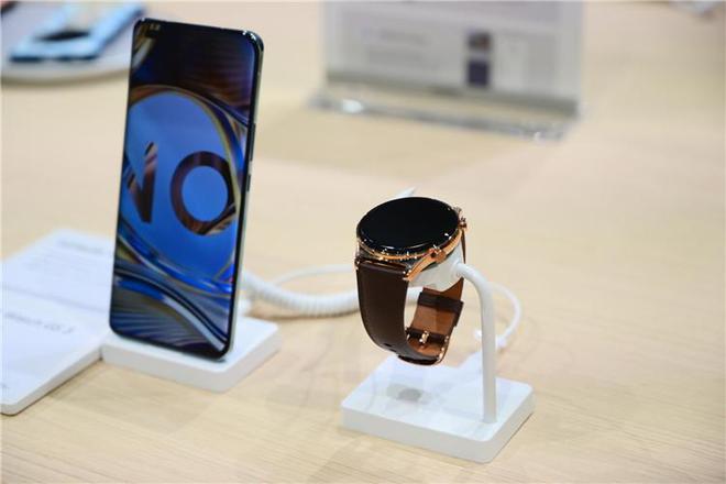 荣耀V Purse米乐M6 米乐折叠屏全球首次亮相外折设计厚度不到9毫米(图7)