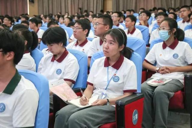 开学首日C9米乐 M6米乐19大飞机总设计师现身嘉定一中点燃学生航空科技梦(图2)