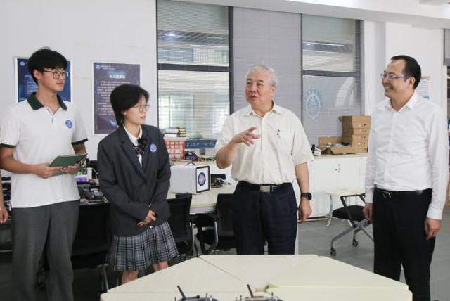 开学首日C9米乐 M6米乐19大飞机总设计师现身嘉定一中点燃学生航空科技梦(图4)