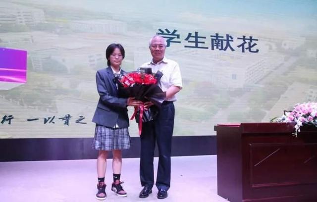 开学首日C9米乐 M6米乐19大飞机总设计师现身嘉定一中点燃学生航空科技梦(图3)