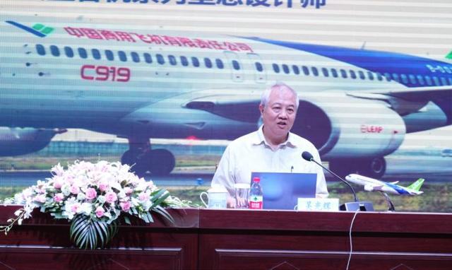 开学首日C9米乐 M6米乐19大飞机总设计师现身嘉定一中点燃学生航空科技梦(图1)