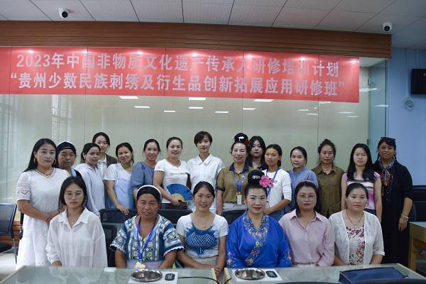 “寨生回响：非物质文化遗产与米乐 M6米乐文创产品设计专题讲座”顺利完成(图3)