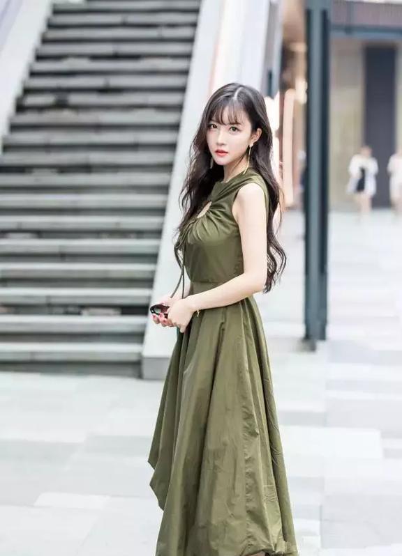 针织连衣裙下摆微微开衩的设计小米乐M6 米乐小心机却显得韵味十足(图5)