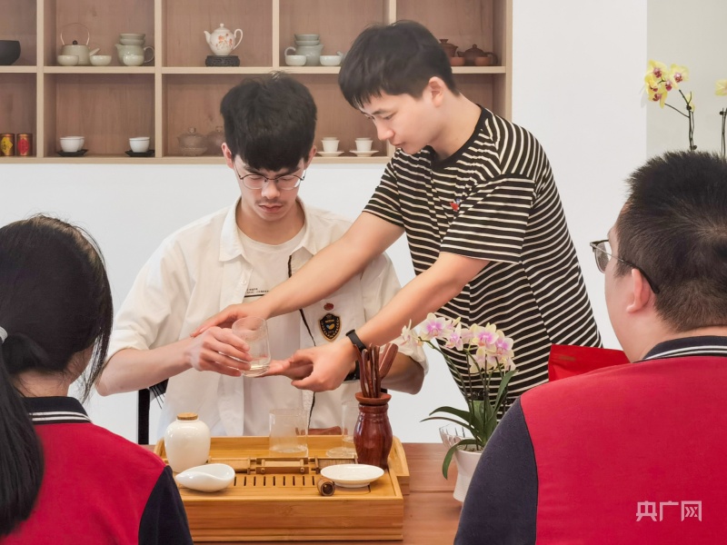 米乐M6 米乐教师节｜“无声园丁”：重返出发之地 让“特殊花朵”灿烂绽放(图5)