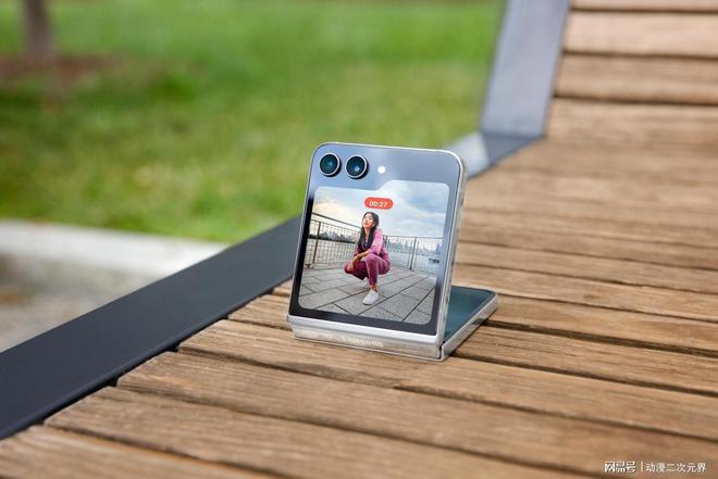 米乐M6 米乐全新设计开启折叠屏新篇章三星Galaxy Z Flip5重新定义潮流之美(图3)