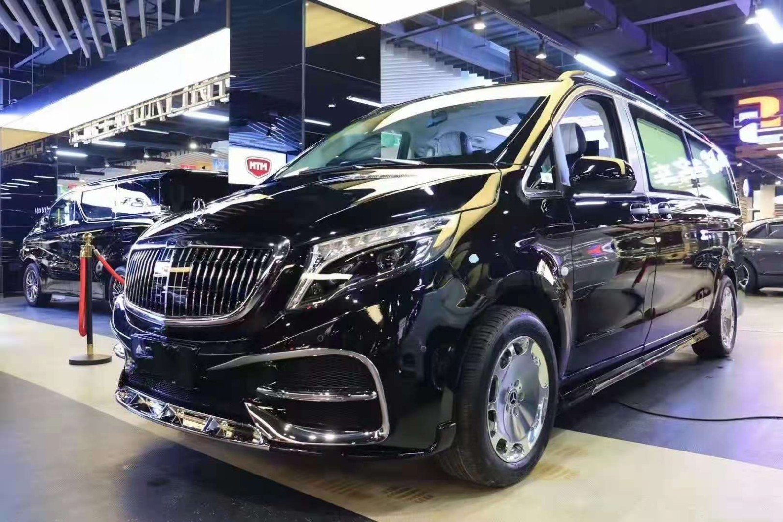米乐M6 米乐奔驰V260L高端定制傲旋大白鲨私人专属七座豪华商务车(图1)