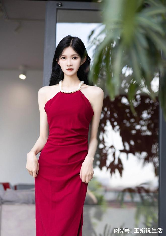 红色的米乐 M6米乐挂脖连衣裙 时尚又优雅 修身设计尽显女性的身材曲线美(图3)