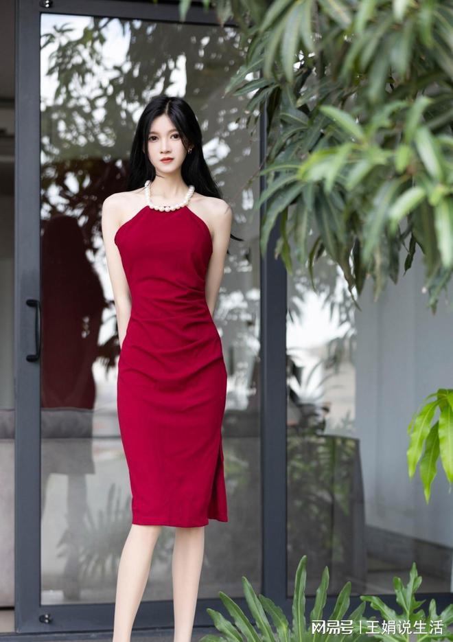红色的米乐 M6米乐挂脖连衣裙 时尚又优雅 修身设计尽显女性的身材曲线美(图2)