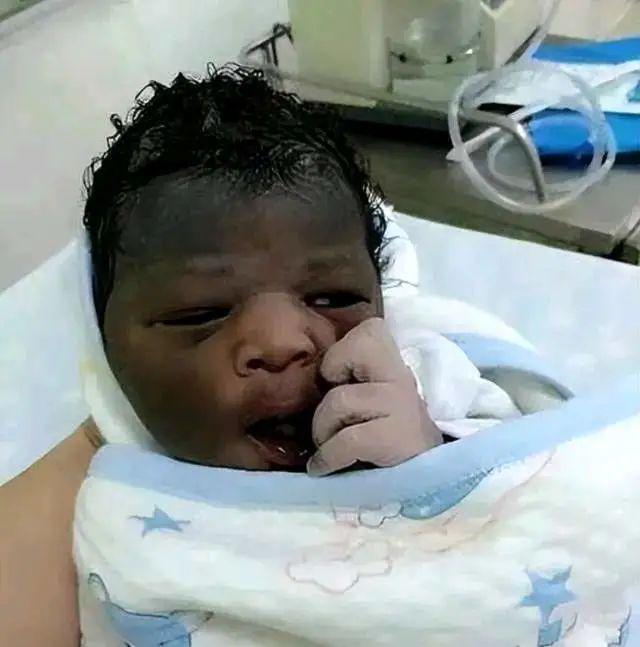 米乐 M6米乐台湾夫妇生下黑皮肤婴儿2小时就夭折几天后两口子也离奇去世(图1)