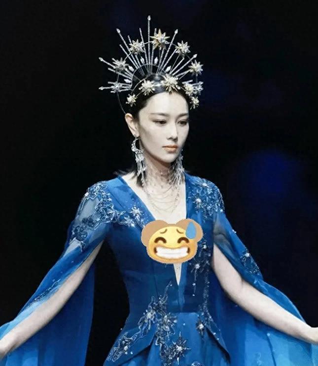 张馨予礼服深V设计引热议网米乐M6 米乐友：疑似无内而行被讽本性难改(图2)