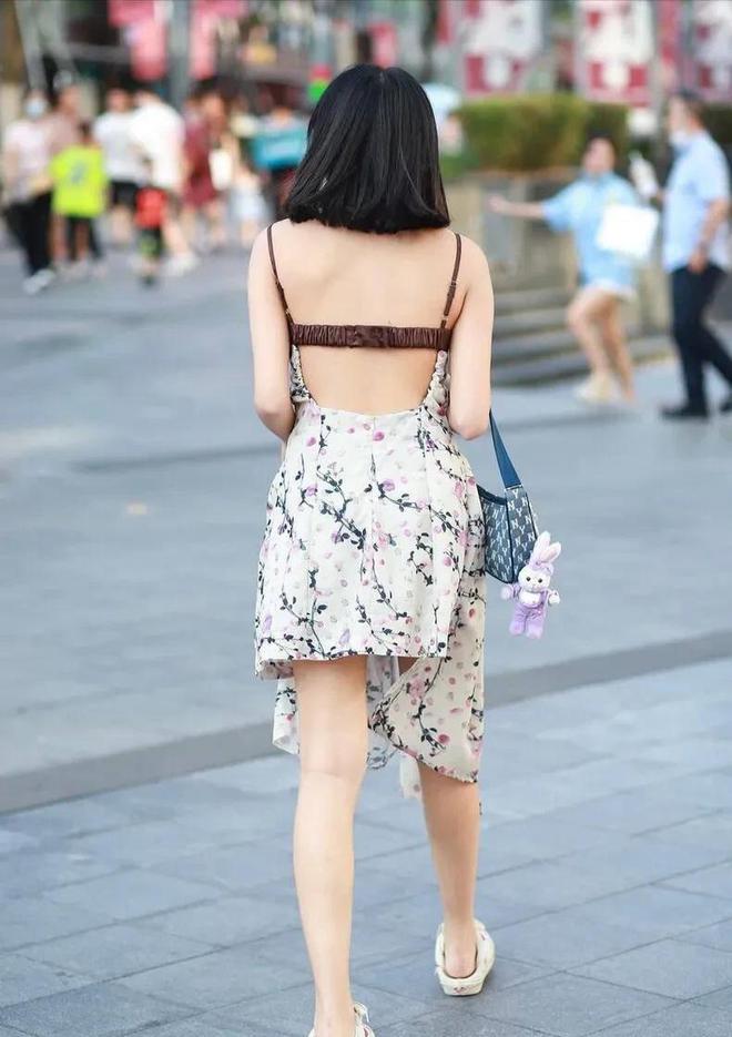 身材女孩大胆设计并穿着逛街引争议前卫时尚还是过米乐 M6米乐于暴露？(图3)