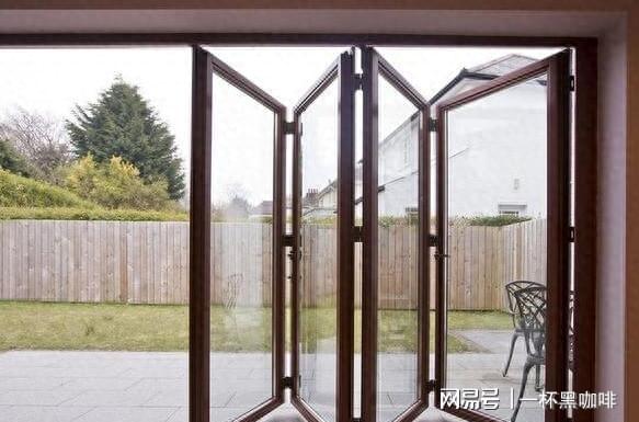 米乐 M6米乐头次见阳台不装推拉门聪明人都喜欢折叠门设计好看又大气(图2)