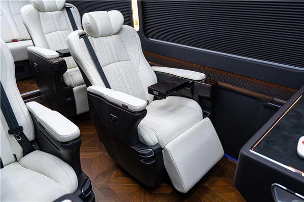 2023款大型商务车!黑金刚外观双拼内饰米乐M6 米乐(图4)