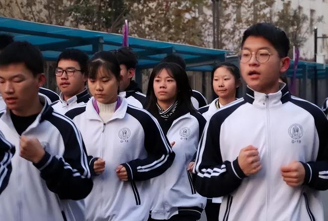 为防止学生早恋校长设计“特殊校服”用米乐M6 米乐心良苦家长看后点赞(图7)
