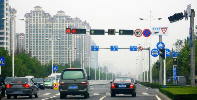 为什么有些路口会设计成：先左米乐 M6米乐转后直行？(图1)