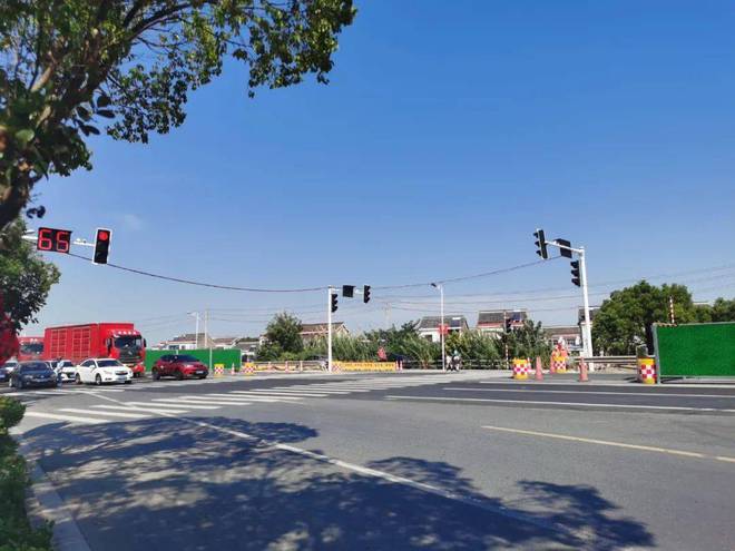 为什么有些路口会设计成：先左米乐 M6米乐转后直行？(图2)
