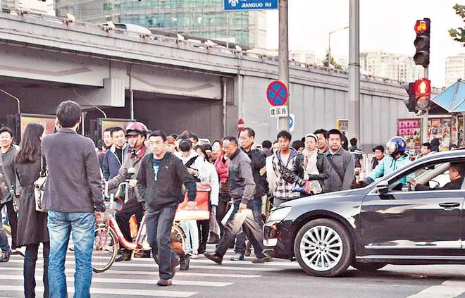 为什么有些路口会设计成：先左米乐 M6米乐转后直行？(图7)