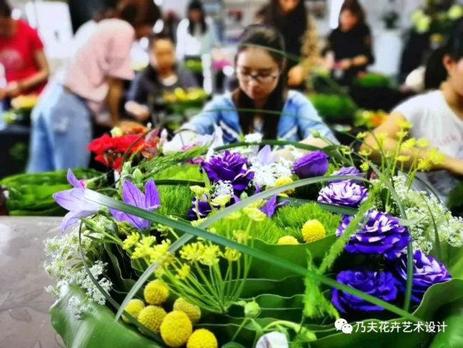 米乐 M6米乐欧式花艺设计商务经典培训班即将开课快来济南乃夫插花花艺职业培训学校报名(图4)