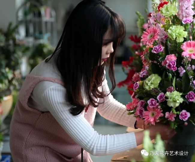 米乐 M6米乐欧式花艺设计商务经典培训班即将开课快来济南乃夫插花花艺职业培训学校报名(图3)