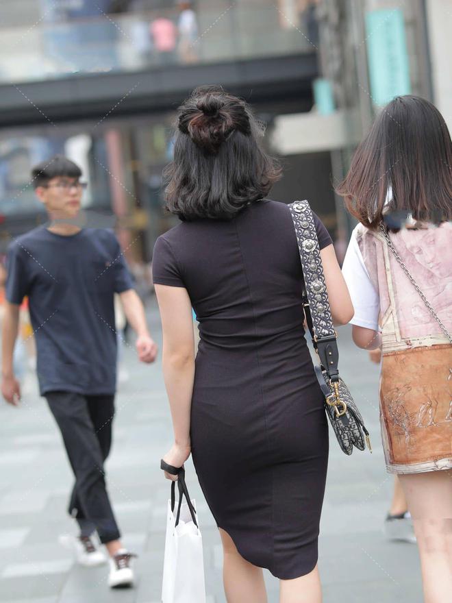 领口设计的“小心机”能改变一件普通的黑色连衣裙的外形和风格(图1)