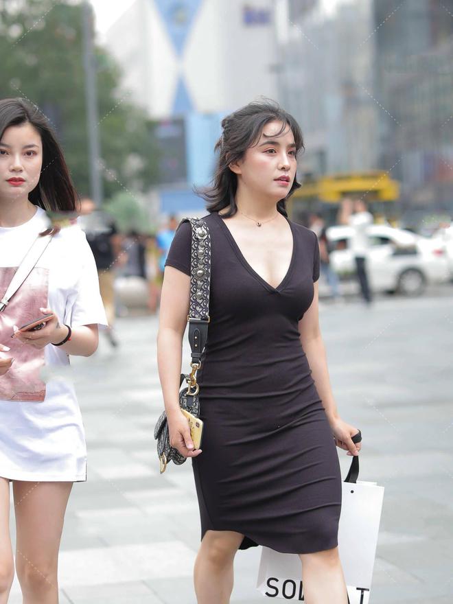 领口设计的“小心机”能改变一件普通的黑色连衣裙的外形和风格(图4)