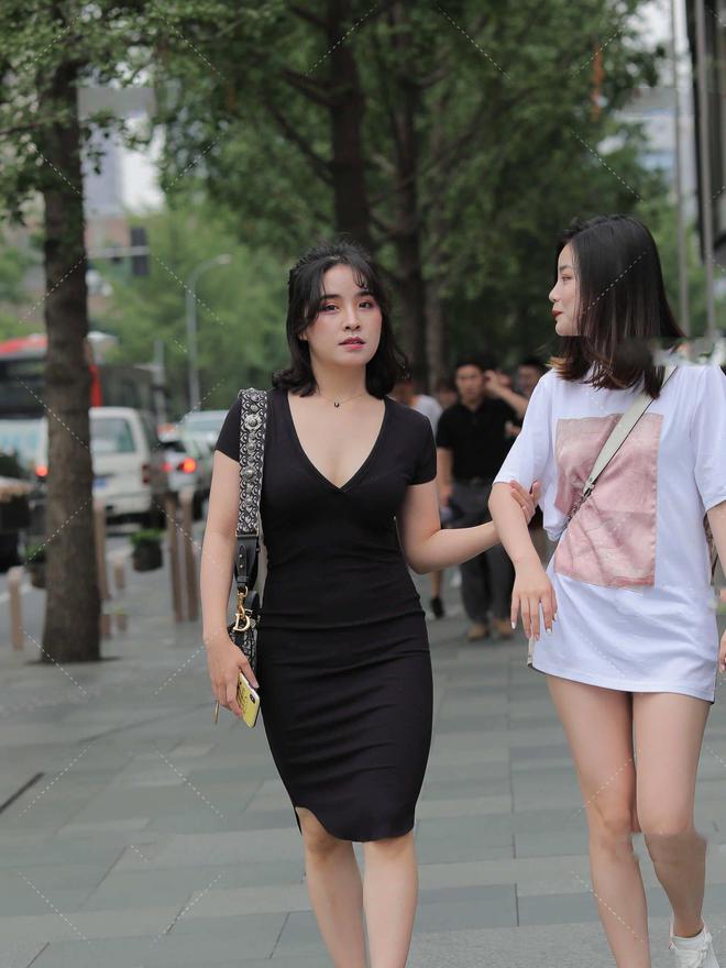 领口设计的“小心机”能改变一件普通的黑色连衣裙的外形和风格(图2)