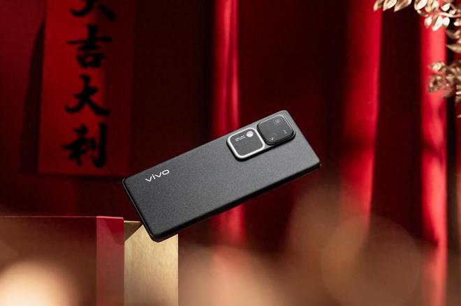vivo S18图赏：延续经典云窗设计影棚级人像拍摄好评(图1)