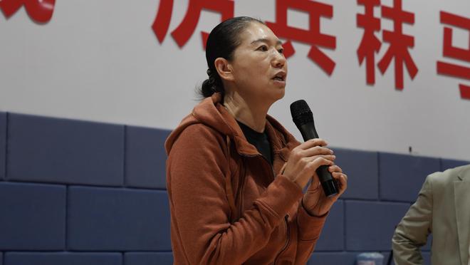 专访｜上海女篮主帅展淑萍她是教练、设计师更是一位母亲(图1)