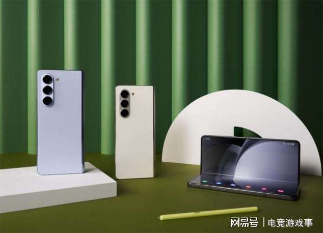 智能体验升级的三星Galaxy Z Fold5折叠屏手机设计更为新颖(图1)