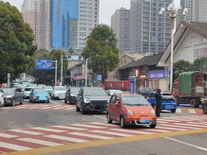 安顺这几条“网红”斑马线已开始启用！设计注入安顺元素备受市民关注(图5)
