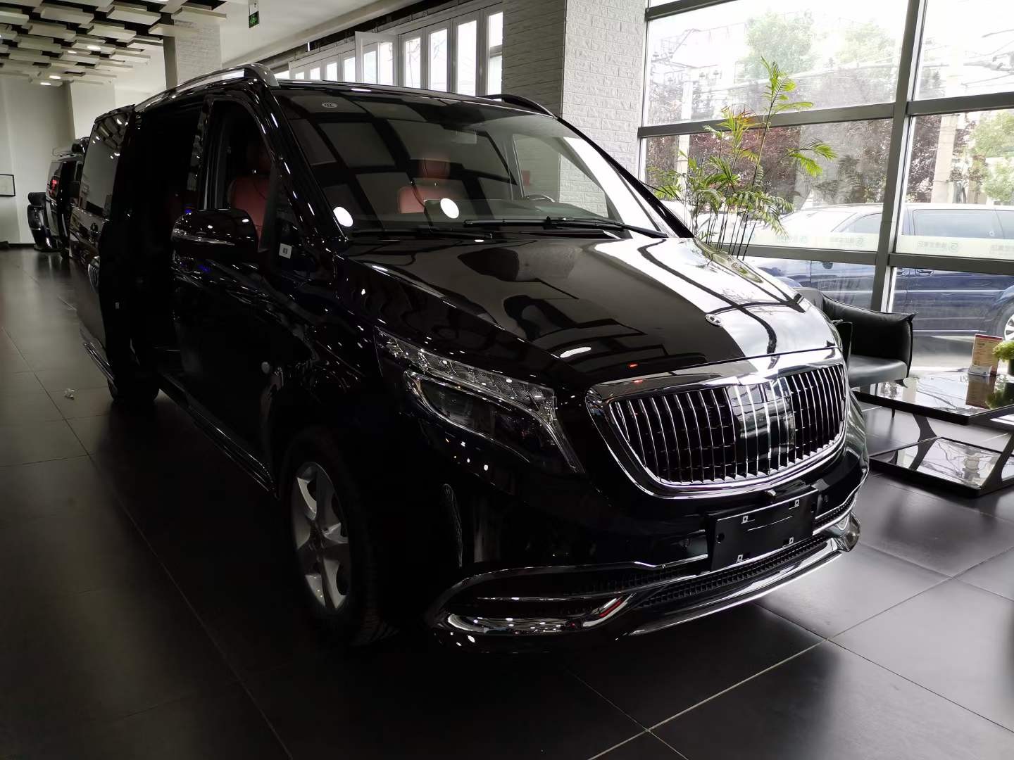 奔驰V级豪华商务车——绅士风格精英品质 实拍照片解读(图1)