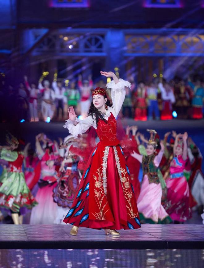 揭秘“迪丽热巴美疯”幕后：服装设计师劳伦斯·许值得一个热搜！｜封面独家(图1)