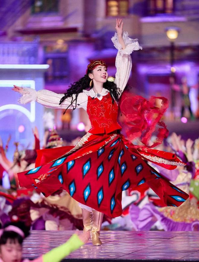 揭秘“迪丽热巴美疯”幕后：服装设计师劳伦斯·许值得一个热搜！｜封面独家(图5)