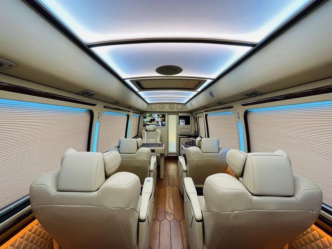 丰田考斯特商务车11座隔断布局前置汇报席(图7)