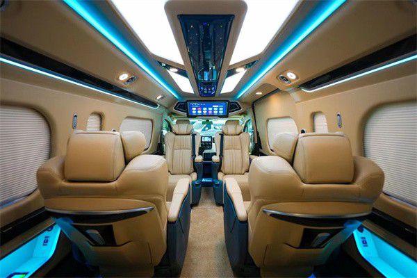进口丰田海狮7座半隔断豪华商务车全新现车(图4)
